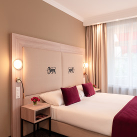 Bett im Queen Zimmer Komfort im Hotel St. Gotthard