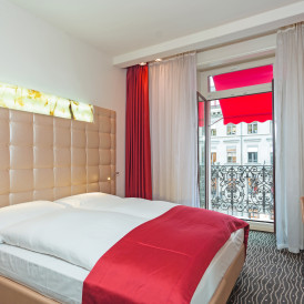 Bett im Queen Zimmer Komfort im Hotel St. Gotthard